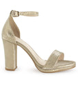Vista lateral de zapatilla oro con pulsera y tacón medio de 10cm para mujer