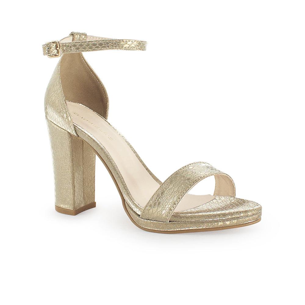 Vista diagonal de zapatilla oro con tacón tipo bloque de 10cm y pulsera para mujer