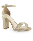 Vista diagonal de zapatilla oro con tacón tipo bloque de 10cm y pulsera para mujer