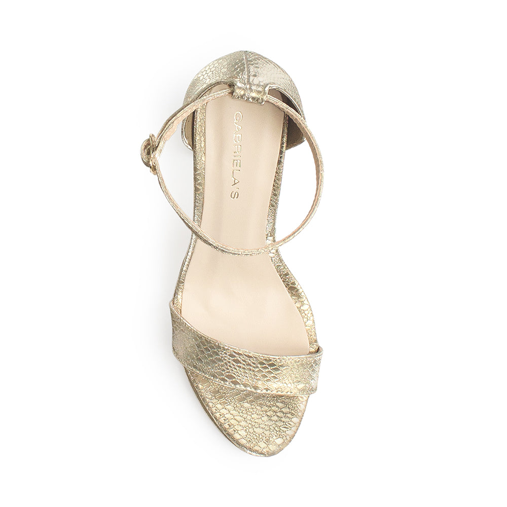 Vista superior de zapatilla con pulsera para mujer en color oro