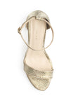 Vista superior de zapatilla con pulsera para mujer en color oro