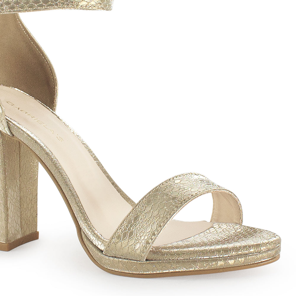Vista a detalle de zapatilla oro para mujer 