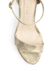 Vista del material sintético de zapatilla oro para mujer