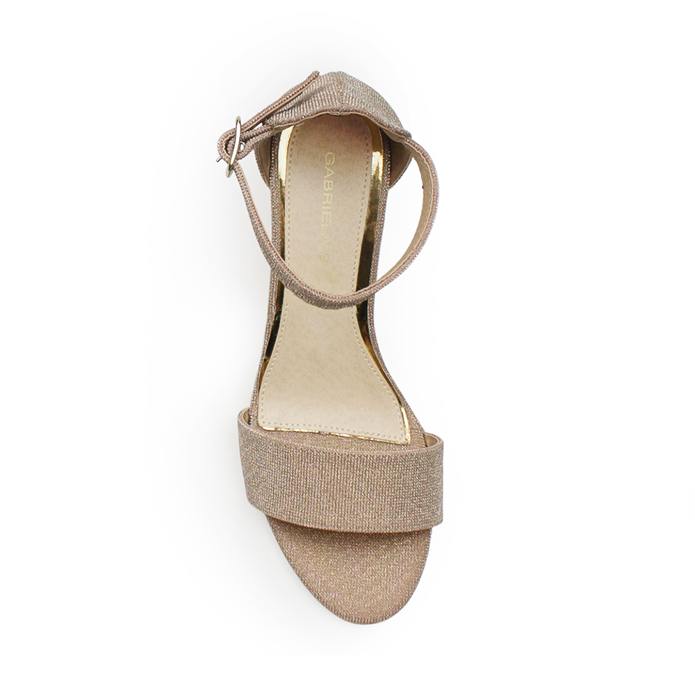 Vista superior de zapatilla con pulsera para mujer en color oro