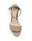 Vista superior de zapatilla con pulsera para mujer en color oro