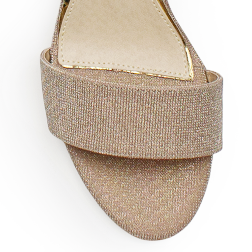 Vista de material sintético en zapatilla oro para mujer con tacón bajo 7cm y pulsera