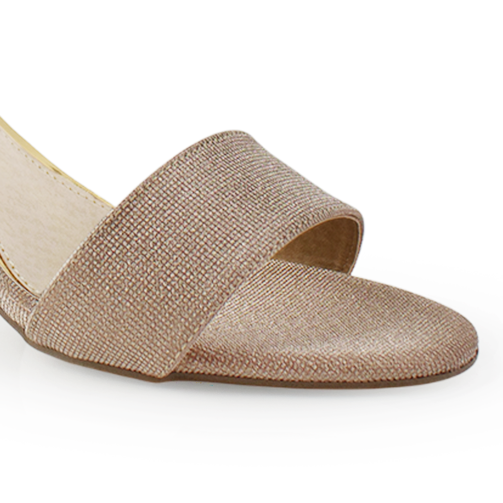 Vista a detalle de zapatilla para mujer con pulsera y tacón bajo 7cm en color oro 