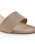 Vista a detalle de zapatilla para mujer con pulsera y tacón bajo 7cm en color oro 