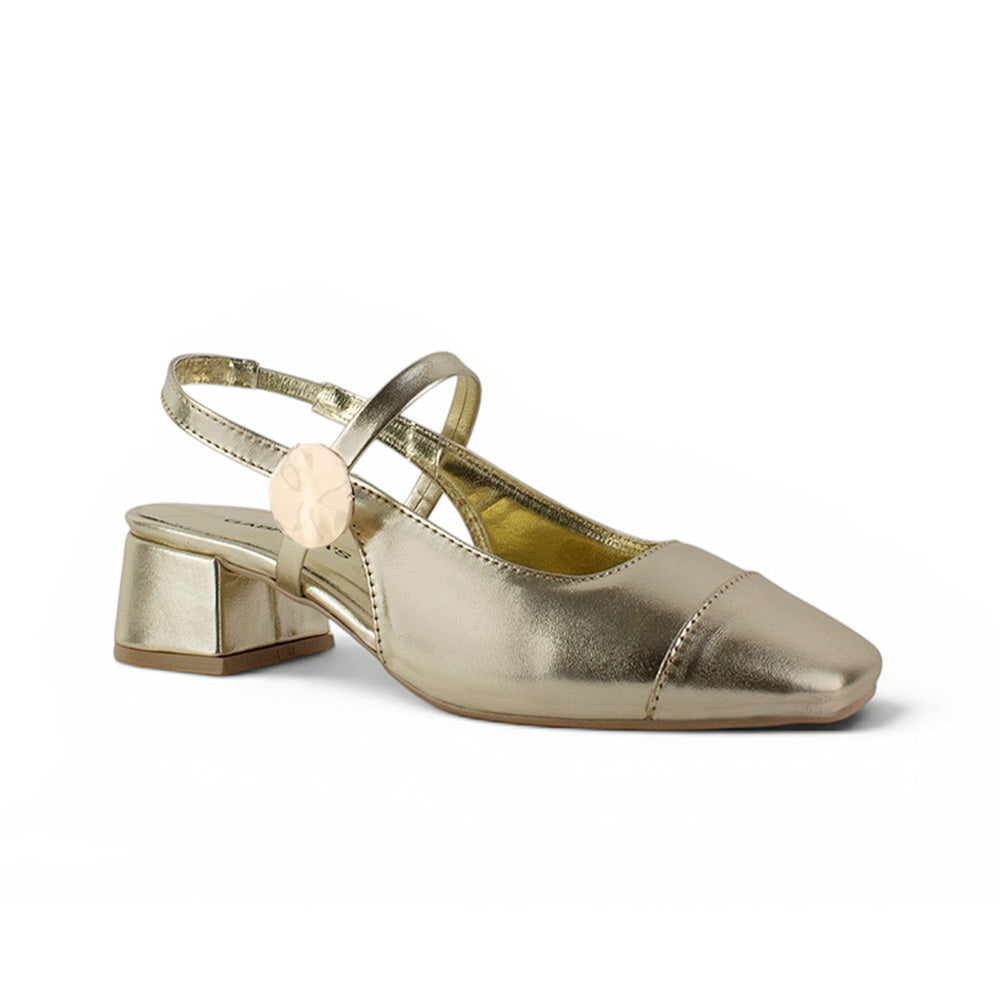 vista diagonal de zapatillas oro para mujer con pulsera y tacón cuadrado 