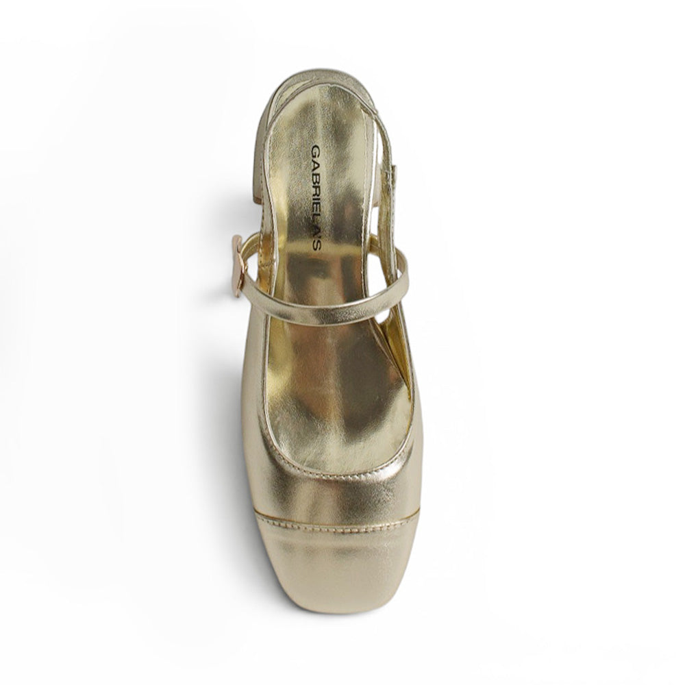 vista superior de zapatillas oro para mujer con pulsera
