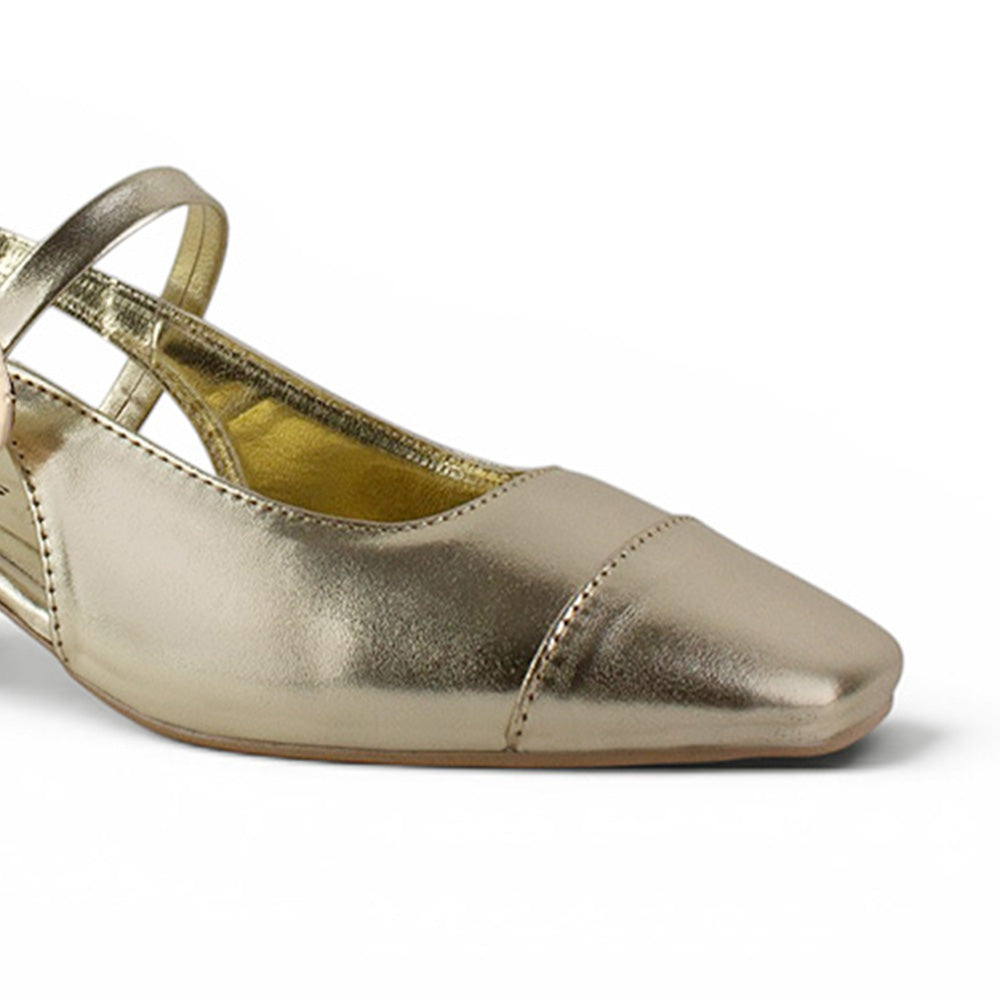 vista del detalle sintetico en zapatillas oro de mujer 