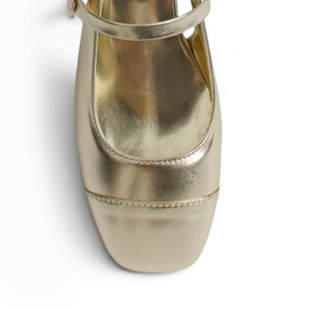 vista del detalle de la pulsera en las zapatillas oro de mujer
