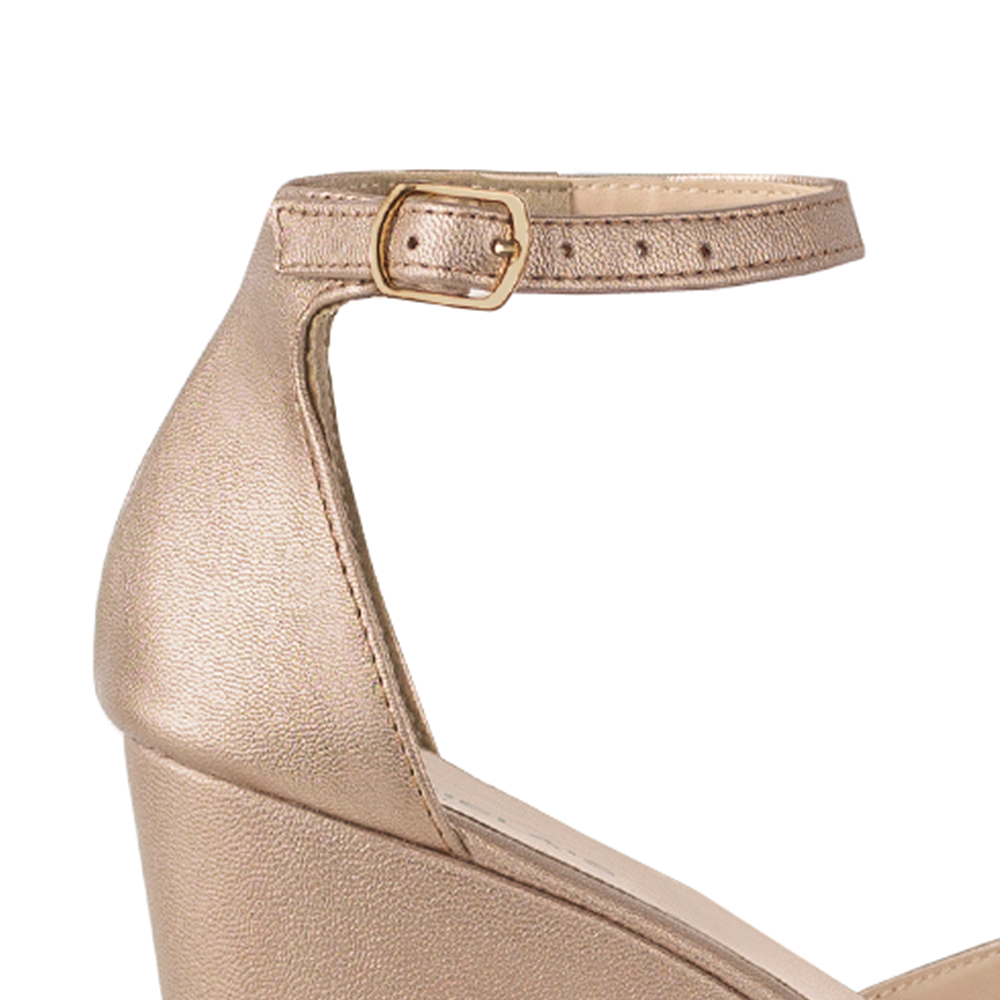Vista a detalle de zapatilla oro rosado para mujer con pulsera 