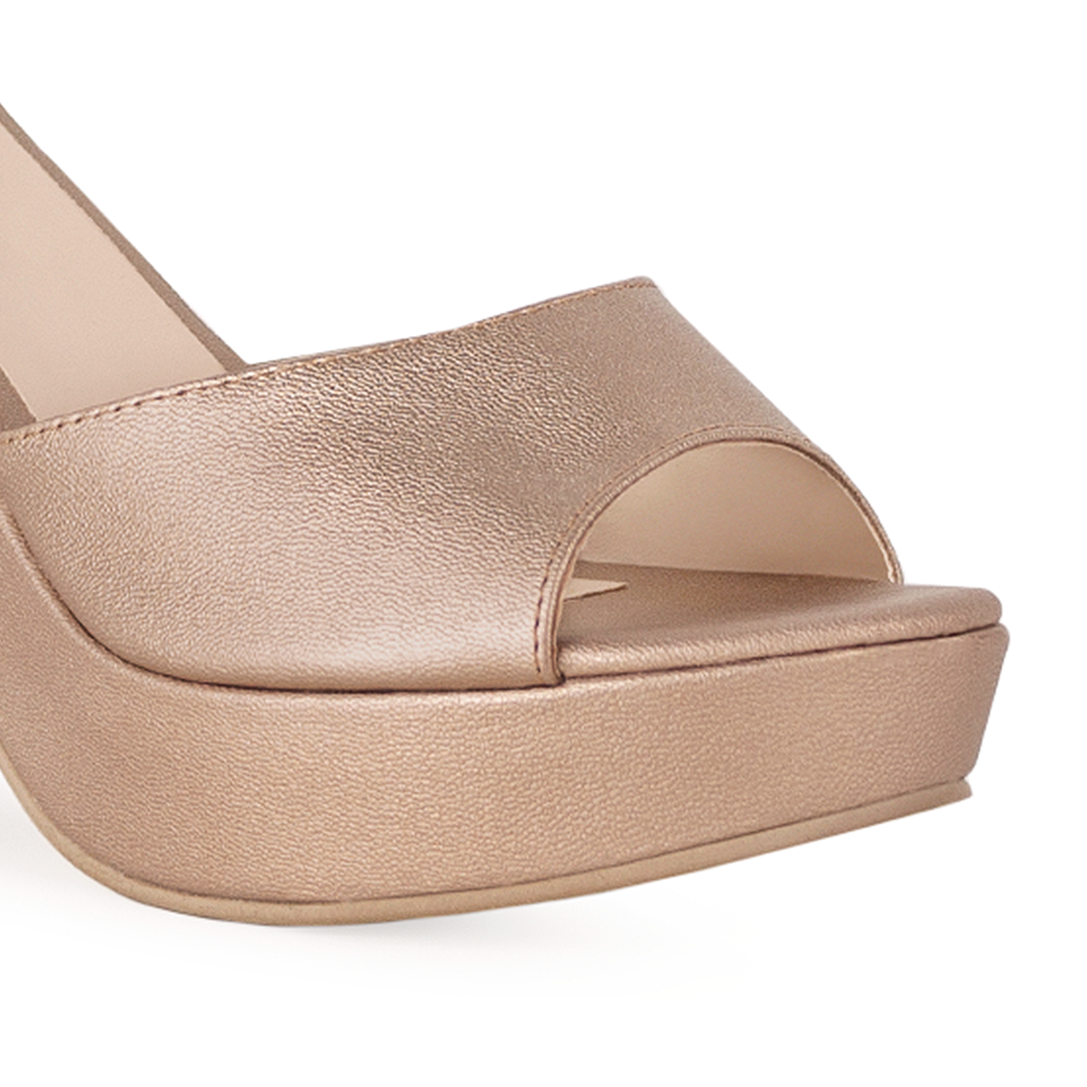 Vista de material cabra sintético en zapatilla para mujer con pulsera en color oro rosado