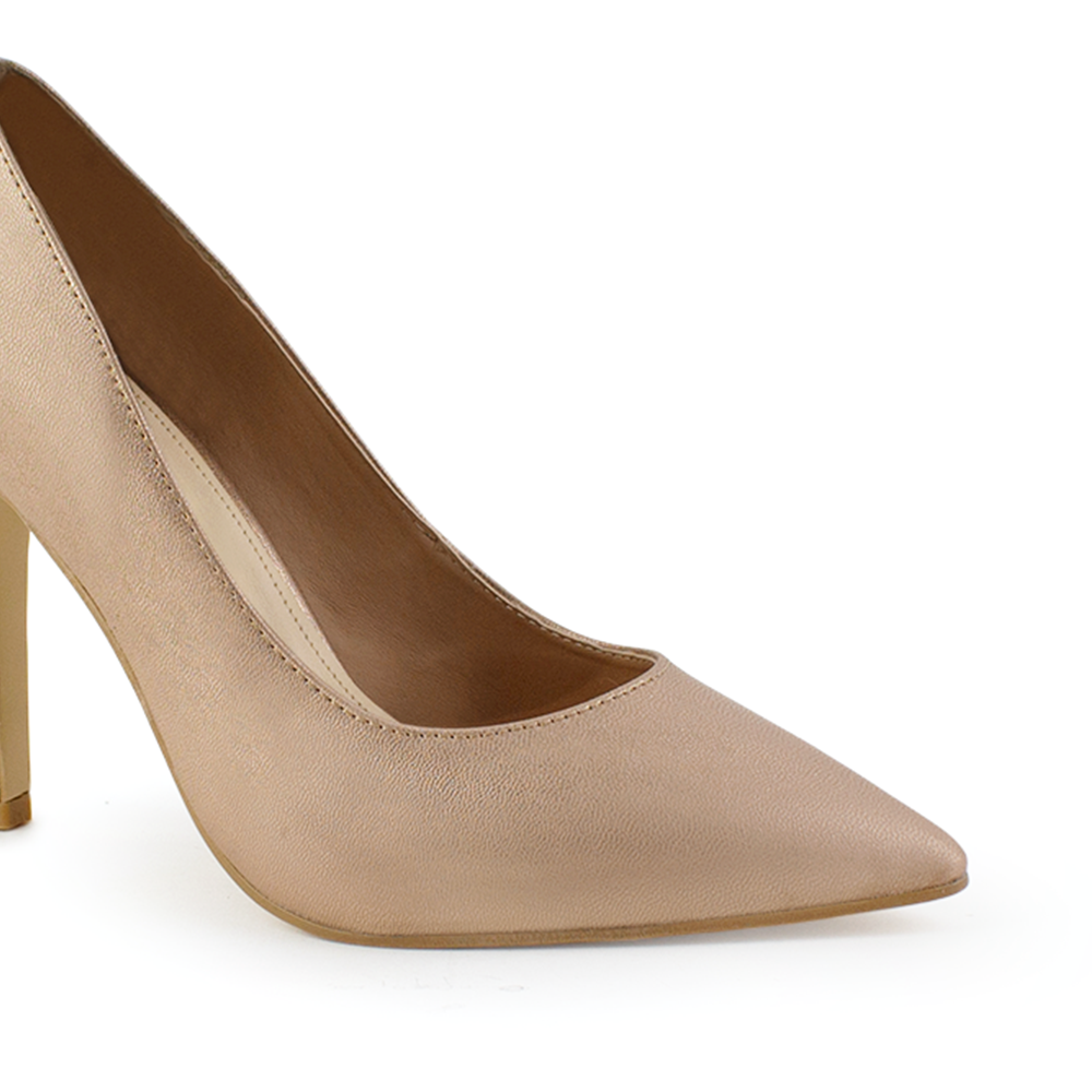 Vista a detalle de zapatilla puntal tipo stiletto para mujer oro rosado