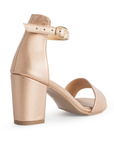 Vista trasera de tacón bajo 7cm en zapatilla oro rosado para mujer con pulsera