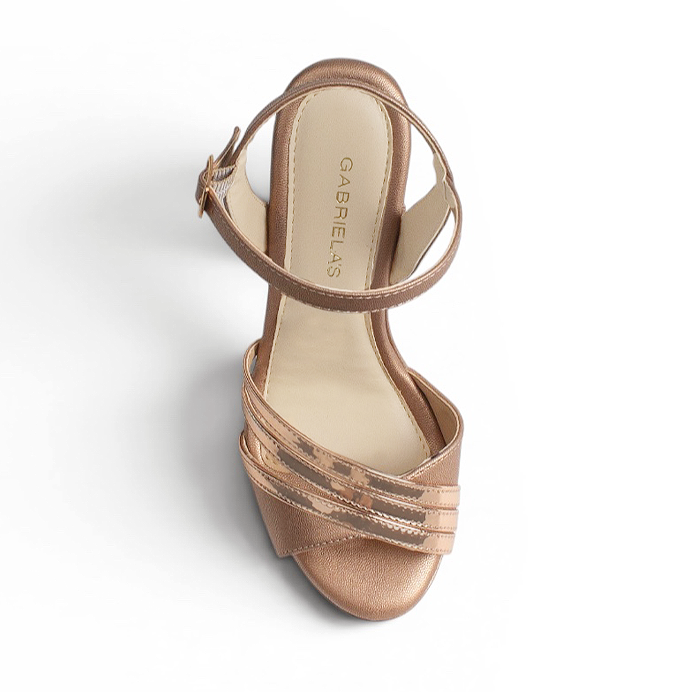 vista superior de zapatillas oro rosa con pulsera 