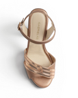 vista superior de zapatillas oro rosa con pulsera 