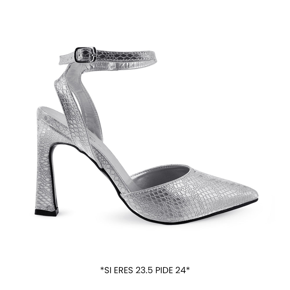 Vista lateral de zapatilla plata con pulsera y tacón medio de 10cm