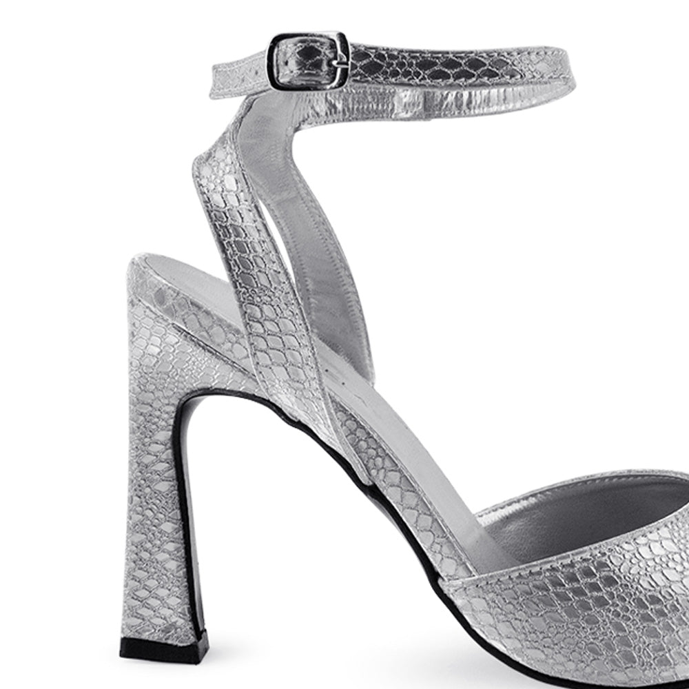 Vista trasera de tacón escultural de 10cm en zapatilla plata para mujer con pulsera