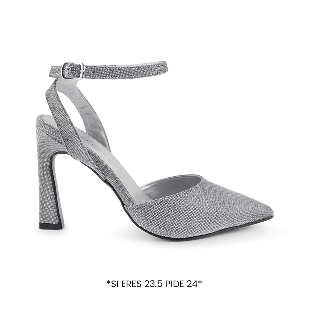 Vista lateral de zapatilla plata con pulsera y tacón medio de 10cm
