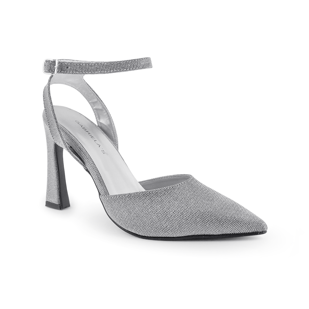 Vista diagonal de zapatilla para mujer con pulsera y tacón escultural  en color plata