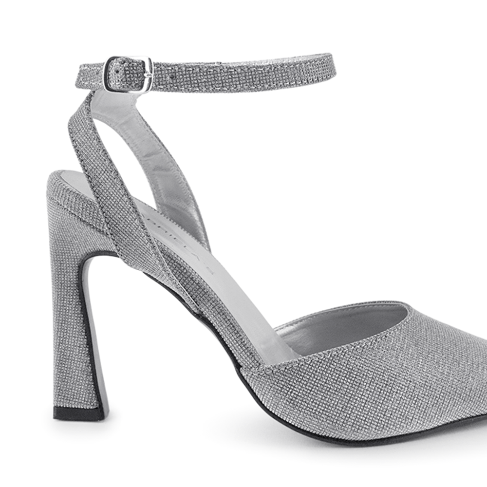 Vista trasera de tacón escultural de 10cm en zapatilla plata para mujer con pulsera