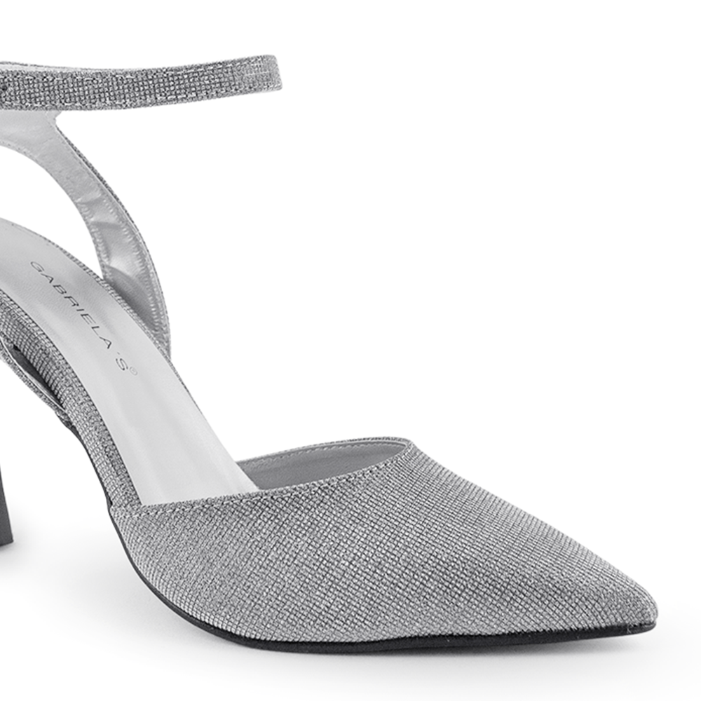 Vista a detalle de zapatilla plata puntal con pulsera y tacón escultural 10cm