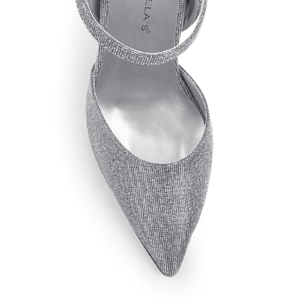 Vista de material charol en zapatilla con pulsera y tacón escultural color plata 