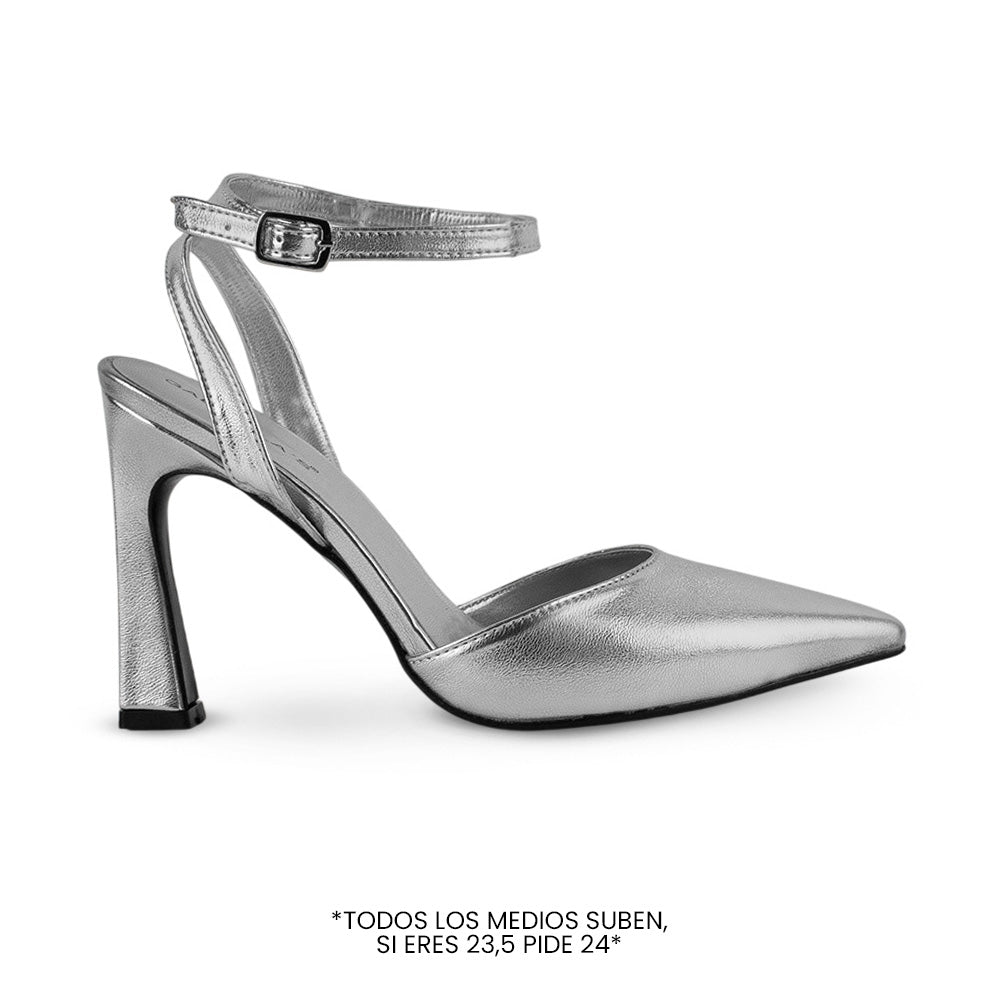 Vista lateral de zapatilla plata con pulsera y tacón medio de 10cm