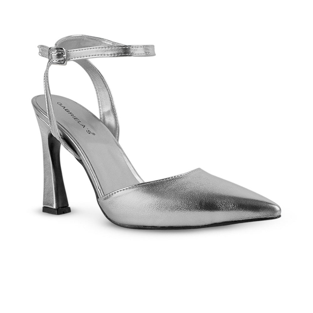 Vista diagonal de zapatilla para mujer con pulsera y tacón escultural  en color plata