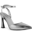 Vista diagonal de zapatilla para mujer con pulsera y tacón escultural  en color plata