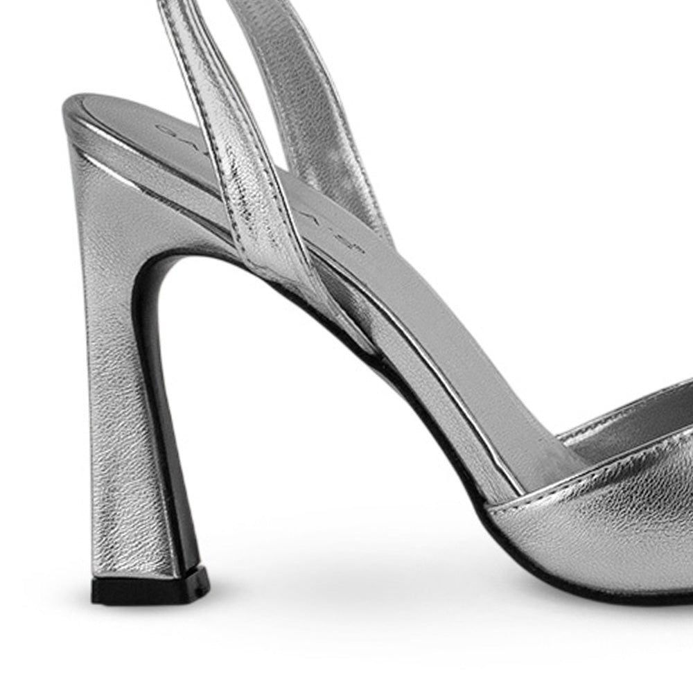 Vista trasera de tacón escultural de 10cm en zapatilla plata para mujer con pulsera