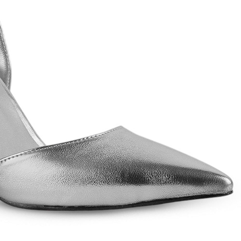 Vista a detalle de zapatilla plata puntal con pulsera y tacón escultural 10cm