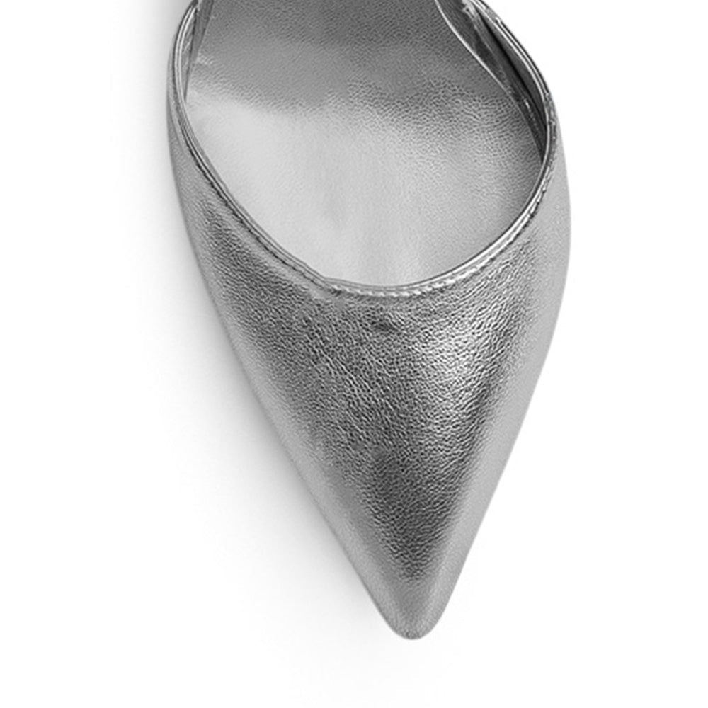 Vista de material charol en zapatilla con pulsera y tacón escultural color plata 