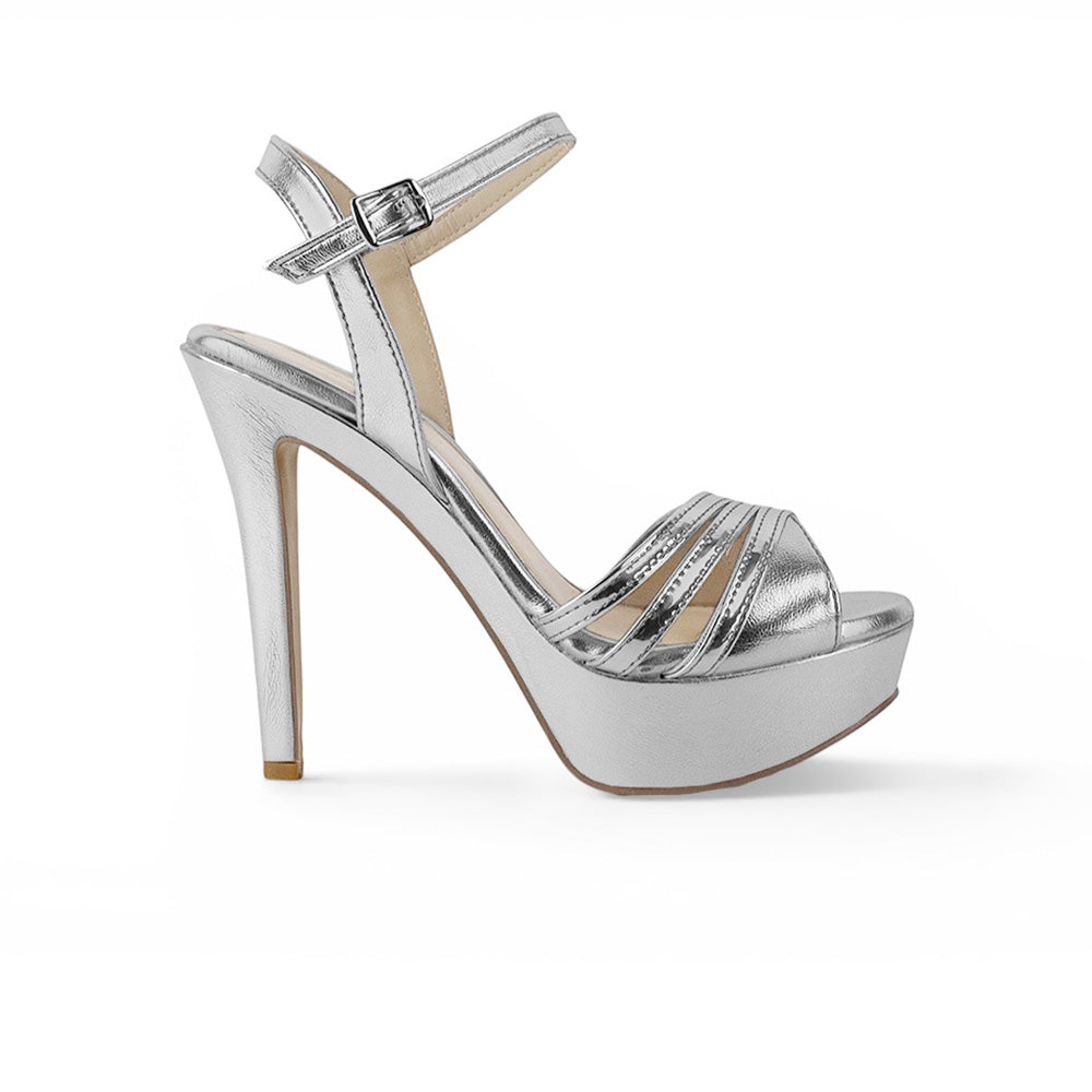 vista lateral de zapatillas plata de dama con plataforma y tacón alto