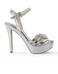 vista lateral de zapatillas plata de dama con plataforma y tacón alto