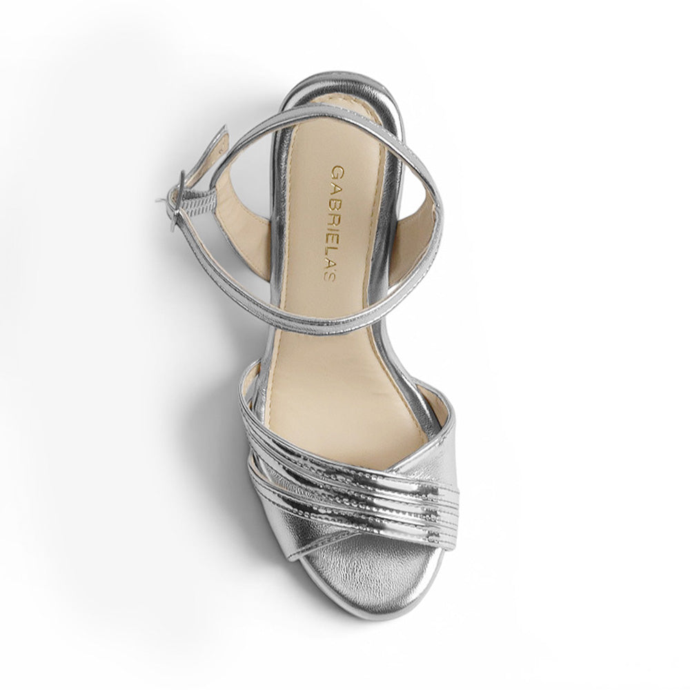 vista superior de zapatillas plata con pulsera 