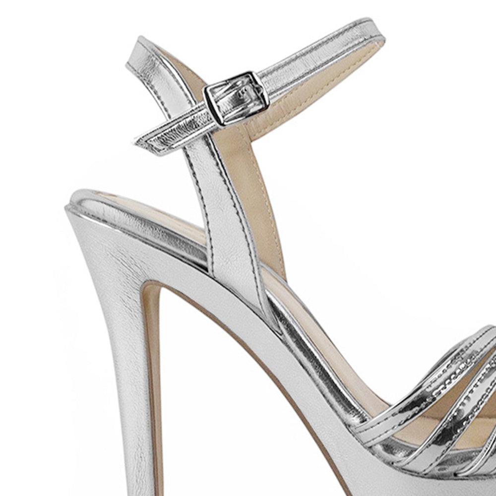 vista trasera de zapatillas plata con tacón  alto y plataforma 