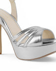 vista del material sintético en zapatillas plata de dama  