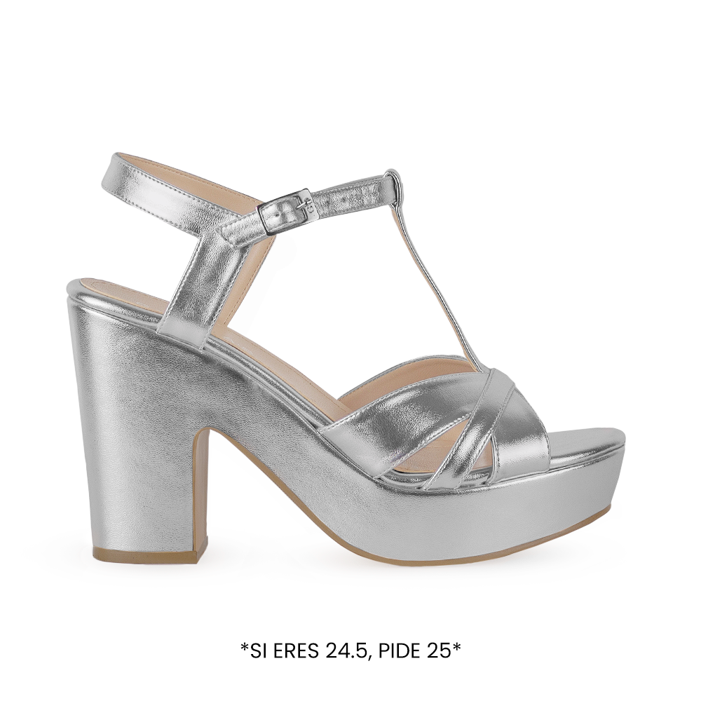 Vista lateral de zapatilla para mujer color plata con pulsera