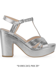 Vista lateral de zapatilla para mujer color plata con pulsera