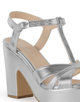 Vista a detalle de pulsera en zapatilla plata para mujer