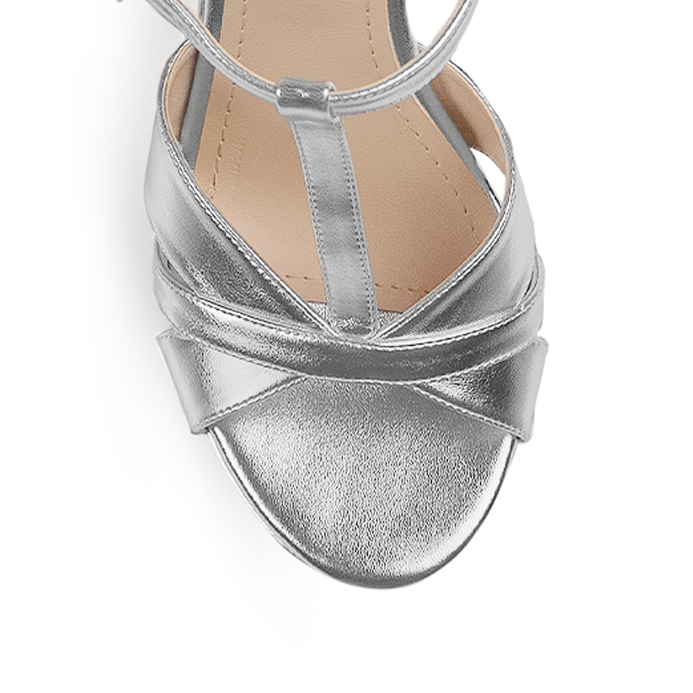 Vista del material sintetico de zapatilla para mujer plata