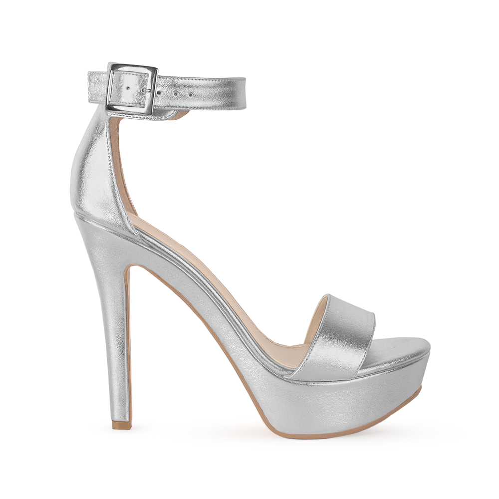Vista lateral de zapatilla color plata para mujer con tacon alto