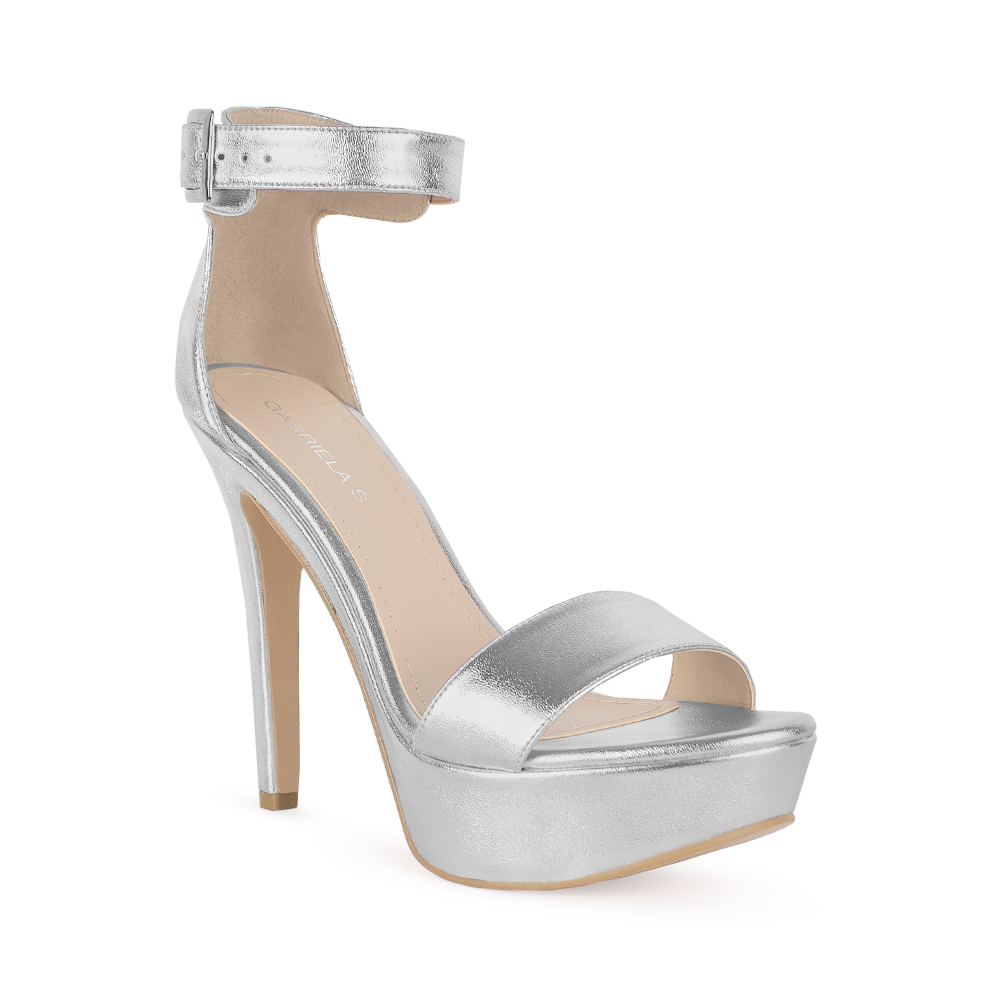 Vista diagonal de zapatilla plata con hebilla para mujer 