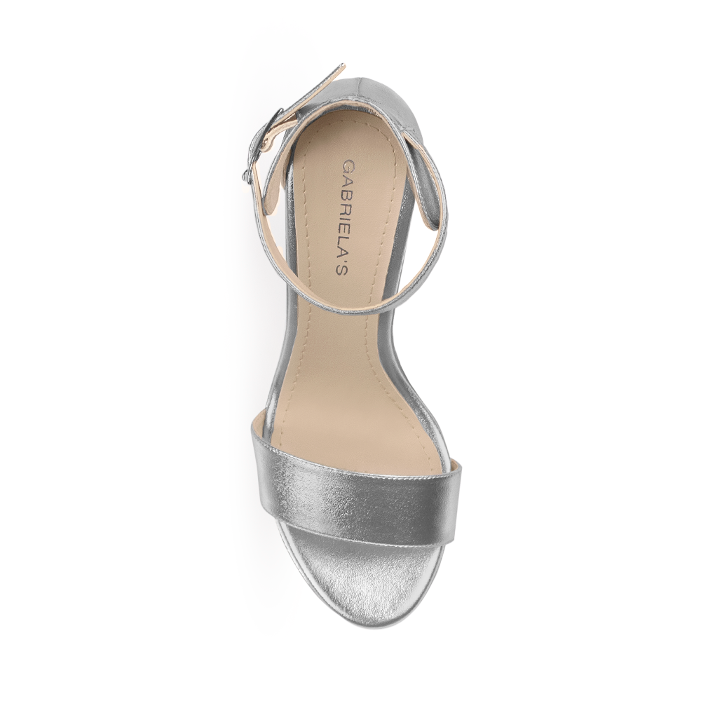 Vista superior de zapatilla color plata con tacon alto para mujer