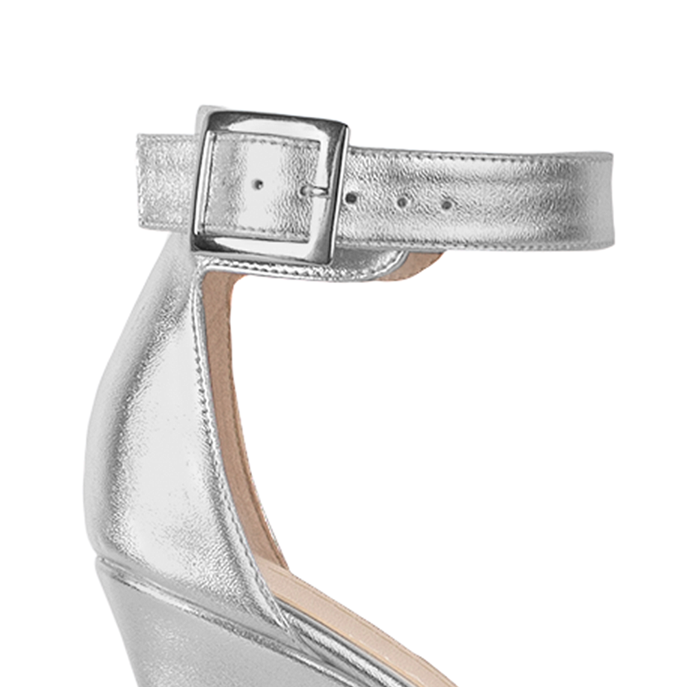 Vista de hebilla cuadrada de zapatilla para mujer color plata