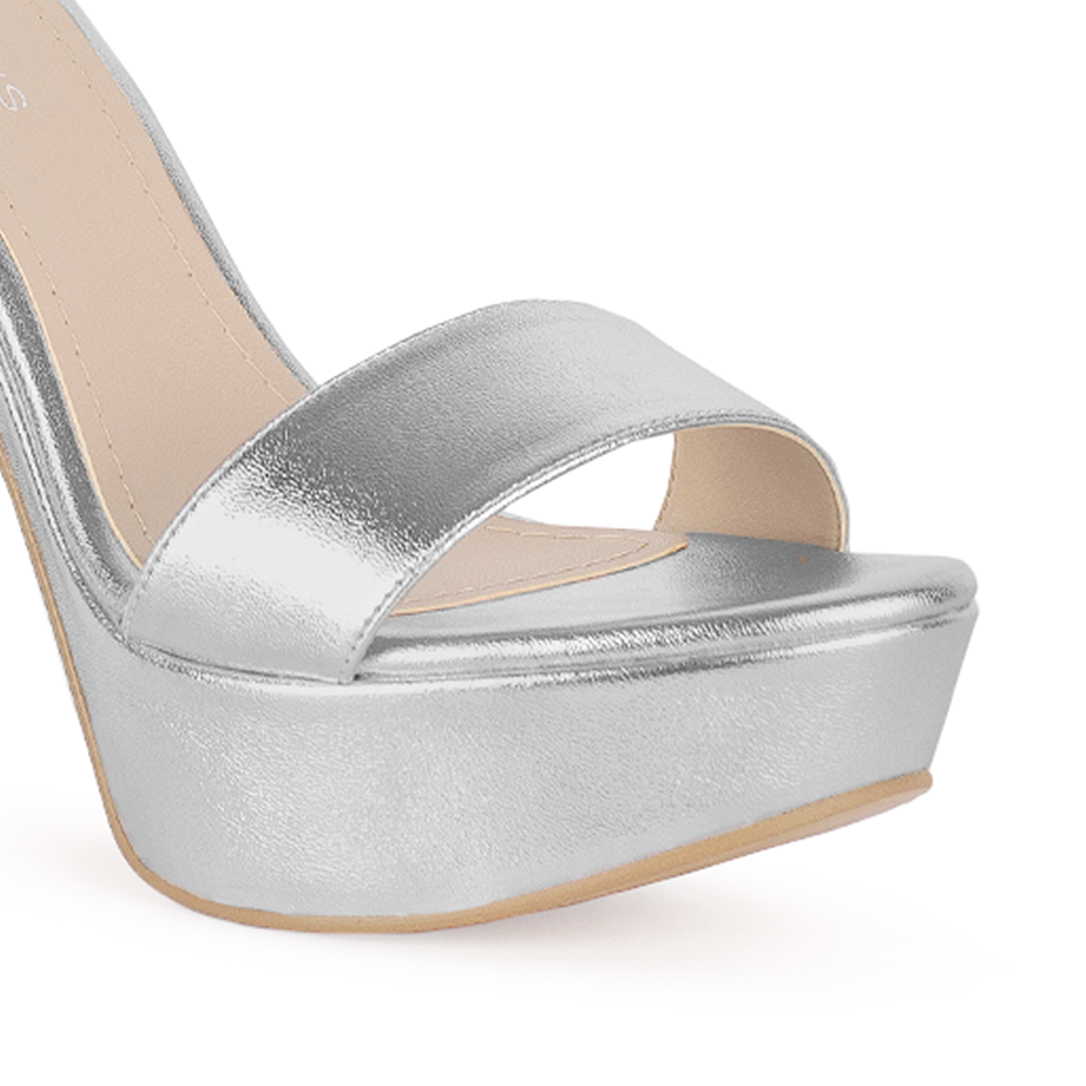 Vista de material sintetico de zapatilla color plata para mujer