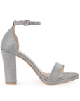 Vista lateral de zapatilla plata en acabado brilloso con pulsera y tacón medio de 10cm para mujer